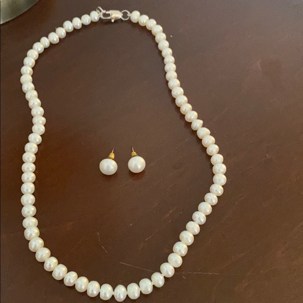 Pearl necklace and studs